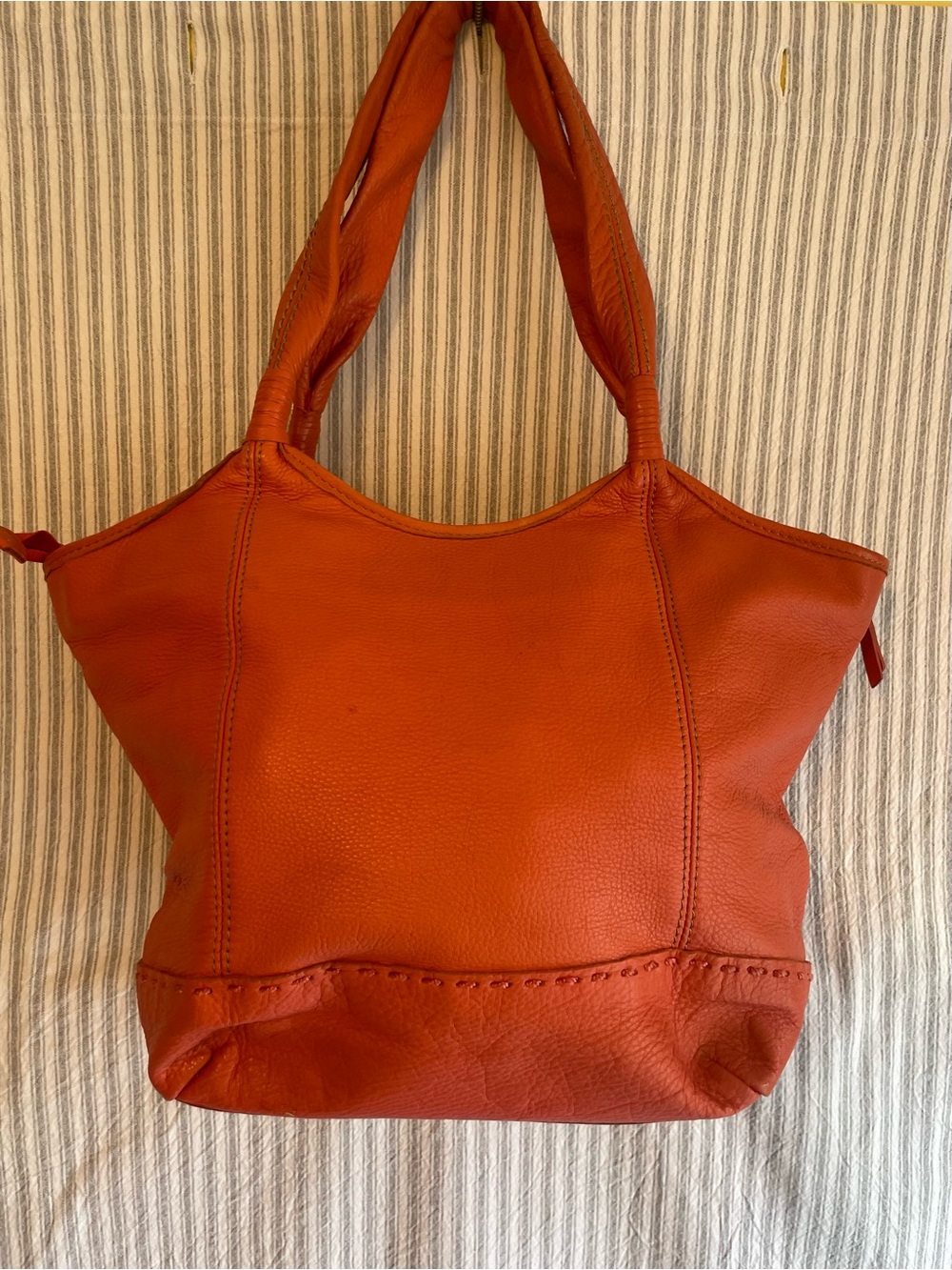 The Sak Vibrant Peach Orange Pebbled Leather Shoulder Bag Slouchy Boho Cute #668